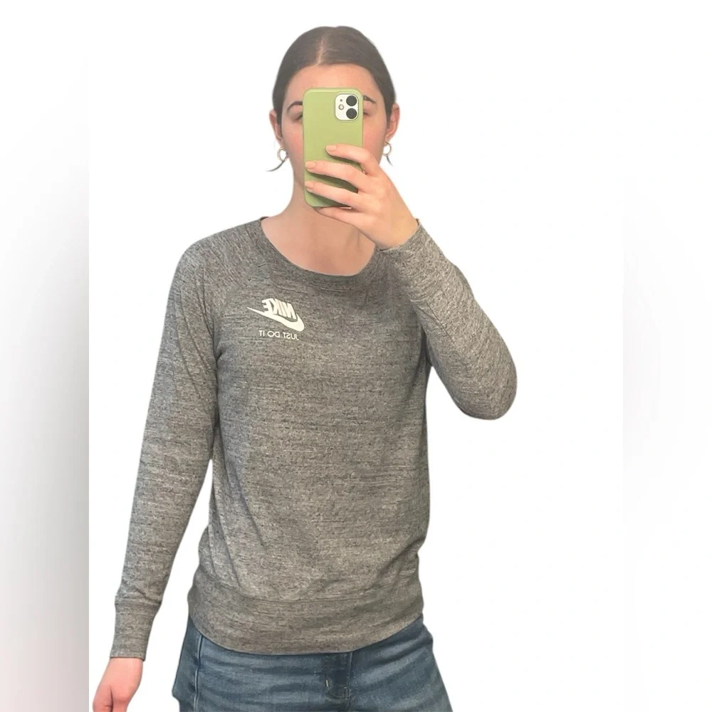 Nike Women's Gray Nike Logo Crewneck Thin Sweatshirt Size Small Women’s GUC - Picture 3 of 8
